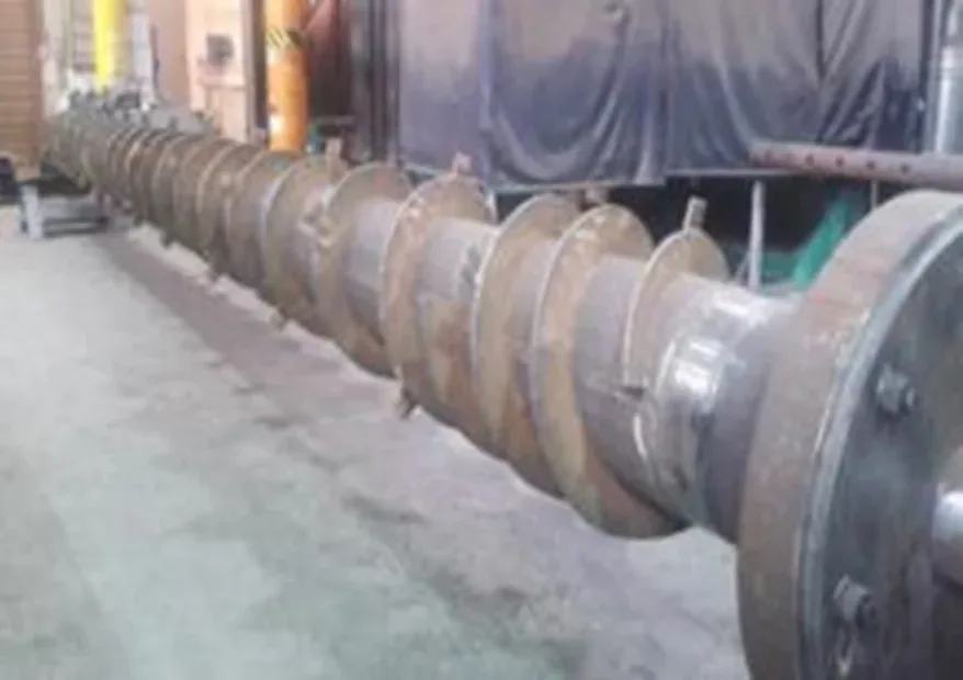 Conveyor screw protected with hardfacing